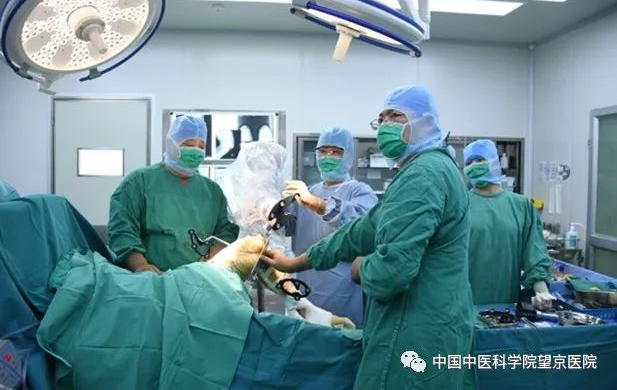 望京医院顺利开展首例机器人辅助全膝关节置换手术